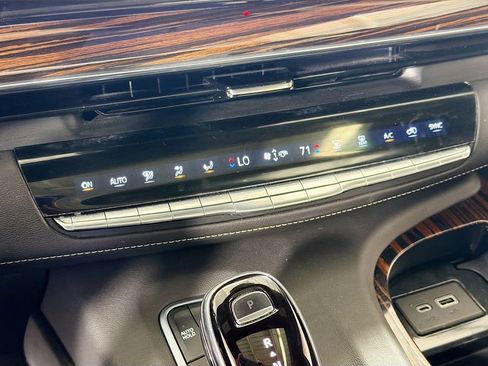Used 2021 Cadillac Escalade Premium Luxury AWD/4WD image 17