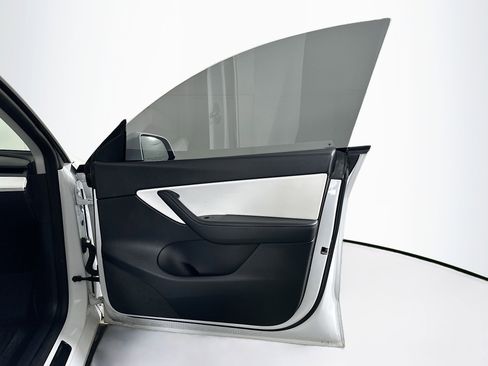 Used 2021 Tesla Model Y Long Range image 32