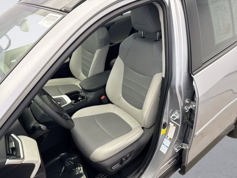 Used 2021 Toyota RAV4 Limited image 11