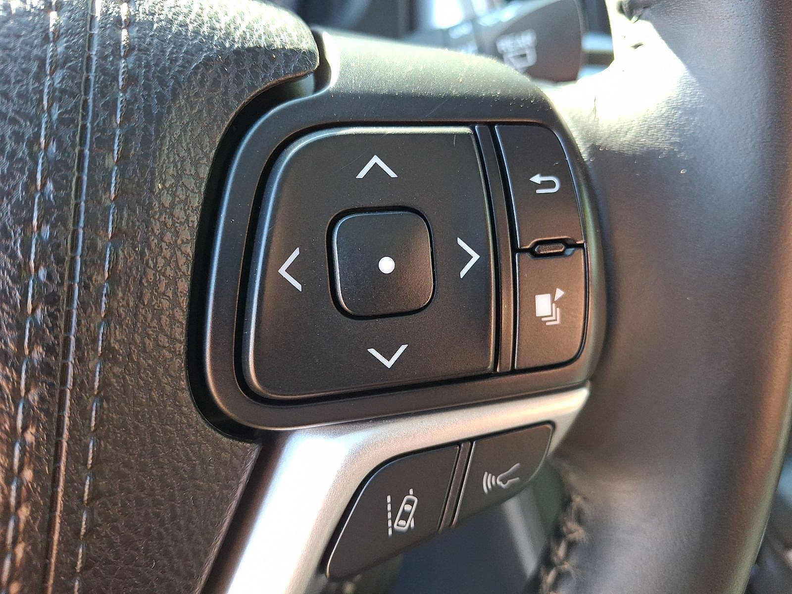 Used 2017 Toyota Highlander SE w/ Carpet Mat Package AWD/4WD image 24