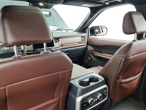 Used 2022 Ford Expedition Limited image 19