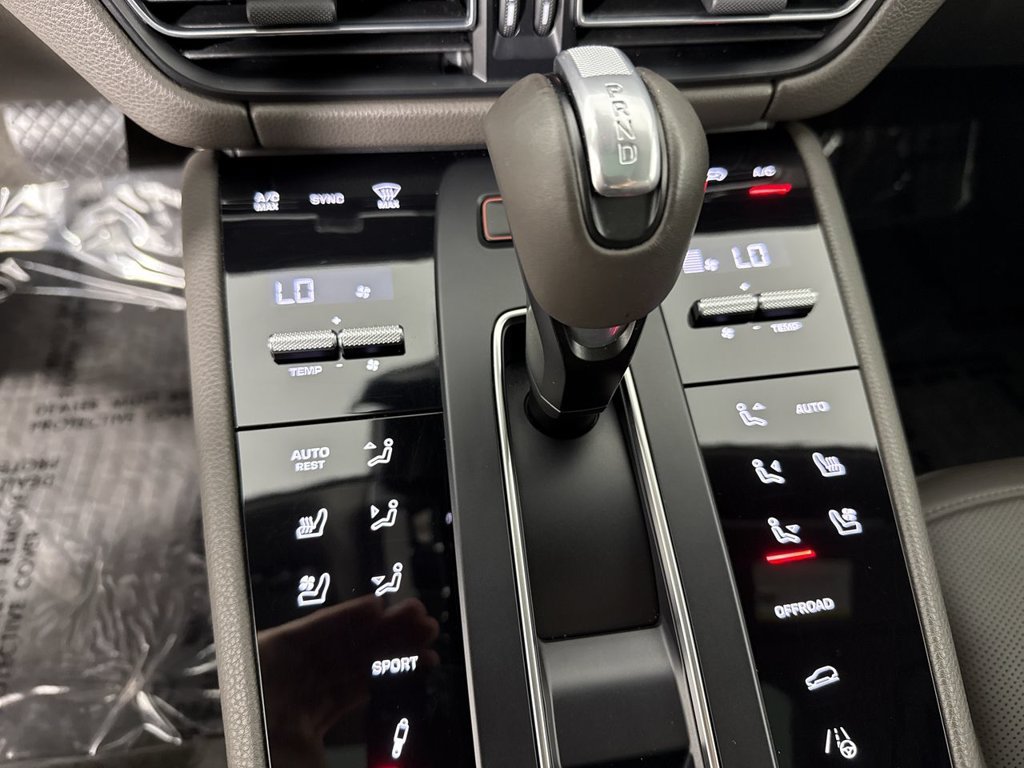 Certified 2024 Porsche Macan AWD/4WD image 31