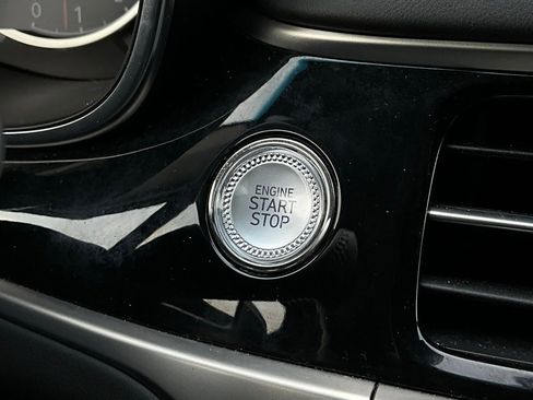 Used 2025 Genesis G70 2.5T image 29