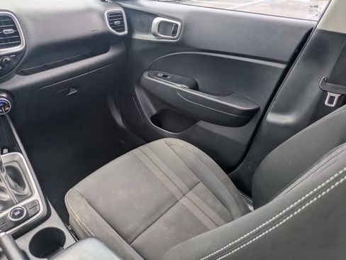 Used 2024 Hyundai Venue SEL FWD image 16
