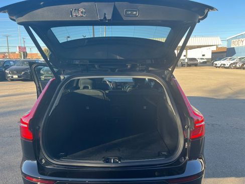 Used 2025 Volvo V60 B5 Cross Country Plus image 32