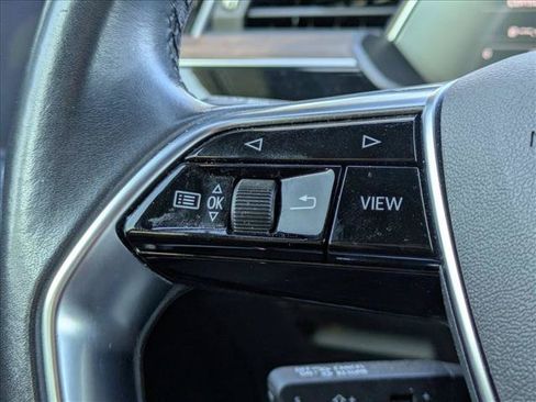 Used 2022 Audi e-tron Premium Plus w/ Premium Plus Package AWD/4WD image 5