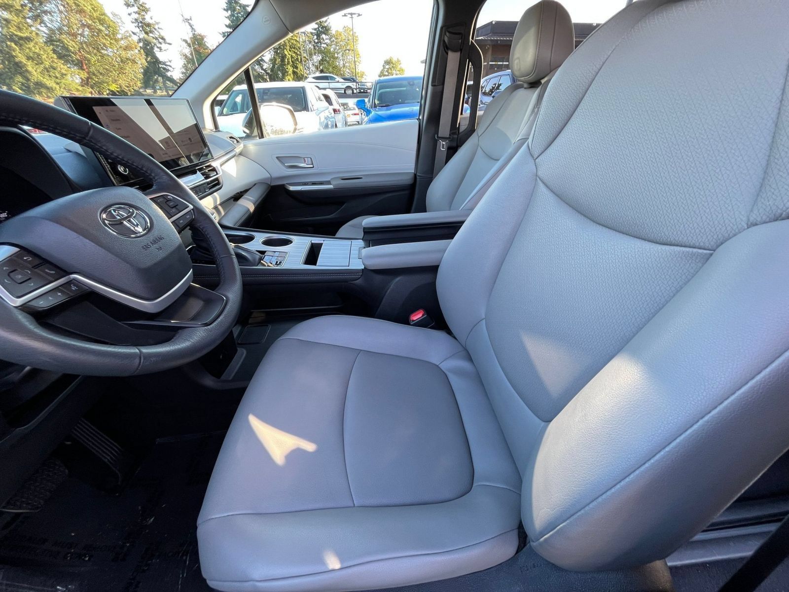 Used 2025 Toyota Sienna XLE FWD image 27