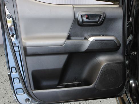 Used 2020 Toyota Tacoma SR5 RWD image 43