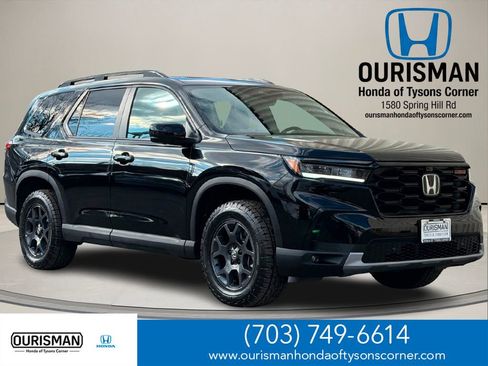 Used 2025 Honda Pilot TrailSport image 1
