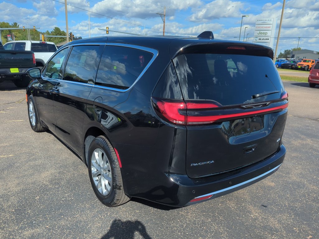 New 2027 Chrysler Pacifica Select AWD/4WD image 4