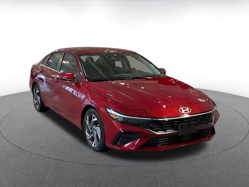 Used 2025 Hyundai Elantra Limited image 3