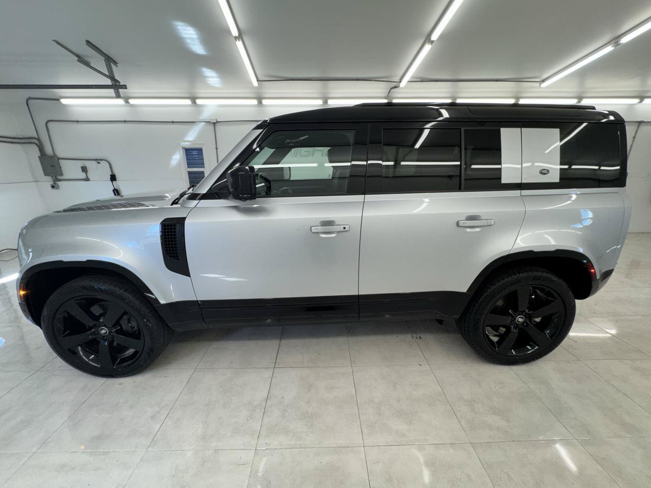 Used 2023 Land Rover Defender 110 X-Dynamic SE AWD/4WD image 9
