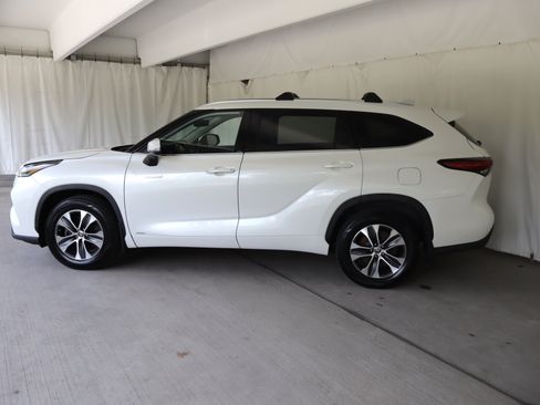 Used 2021 Toyota Highlander XLE AWD/4WD image 28
