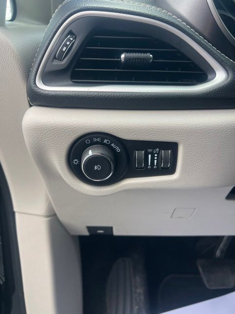 Used 2022 Chrysler Pacifica Touring-L w/ Uconnect Theater Family Group FWD image 27