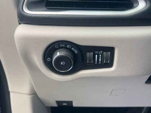 Used 2022 Chrysler Pacifica Touring-L w/ Uconnect Theater Family Group FWD image 27