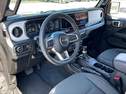 Used 2025 Jeep Wrangler Sahara image 16