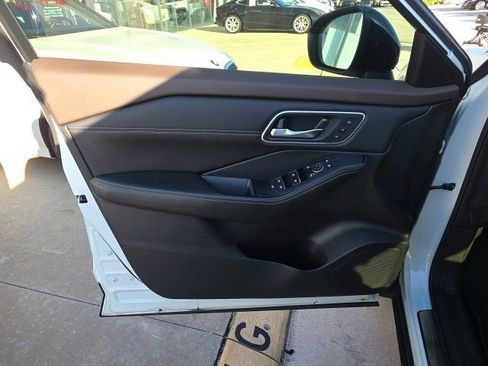 Used 2023 Nissan Rogue Platinum w/ Platinum Premium Package image 11