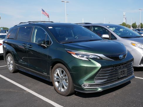 Certified 2021 Toyota Sienna Platinum FWD image 3