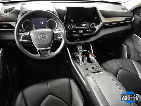 Used 2023 Toyota Highlander XLE image 2