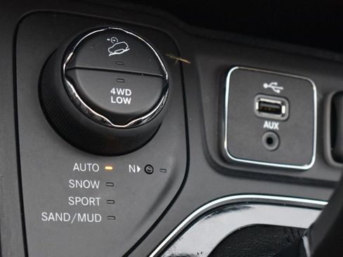 Used 2019 Jeep Cherokee Limited w/ Luxury Group AWD/4WD image 36
