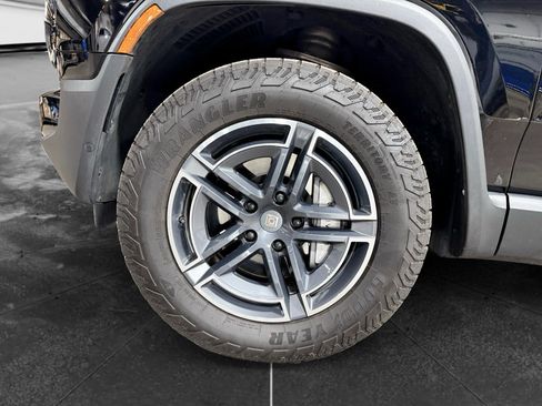 Used 2025 Rivian R1S Adventure AWD/4WD image 31