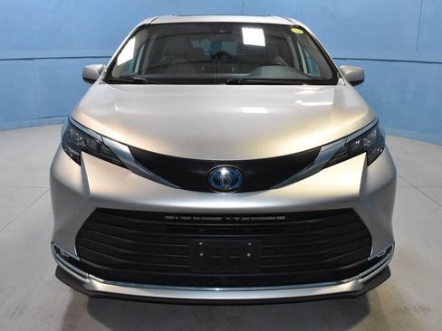 Used 2024 Toyota Sienna XLE FWD image 23