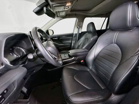 Used 2023 Toyota Highlander XLE FWD image 4