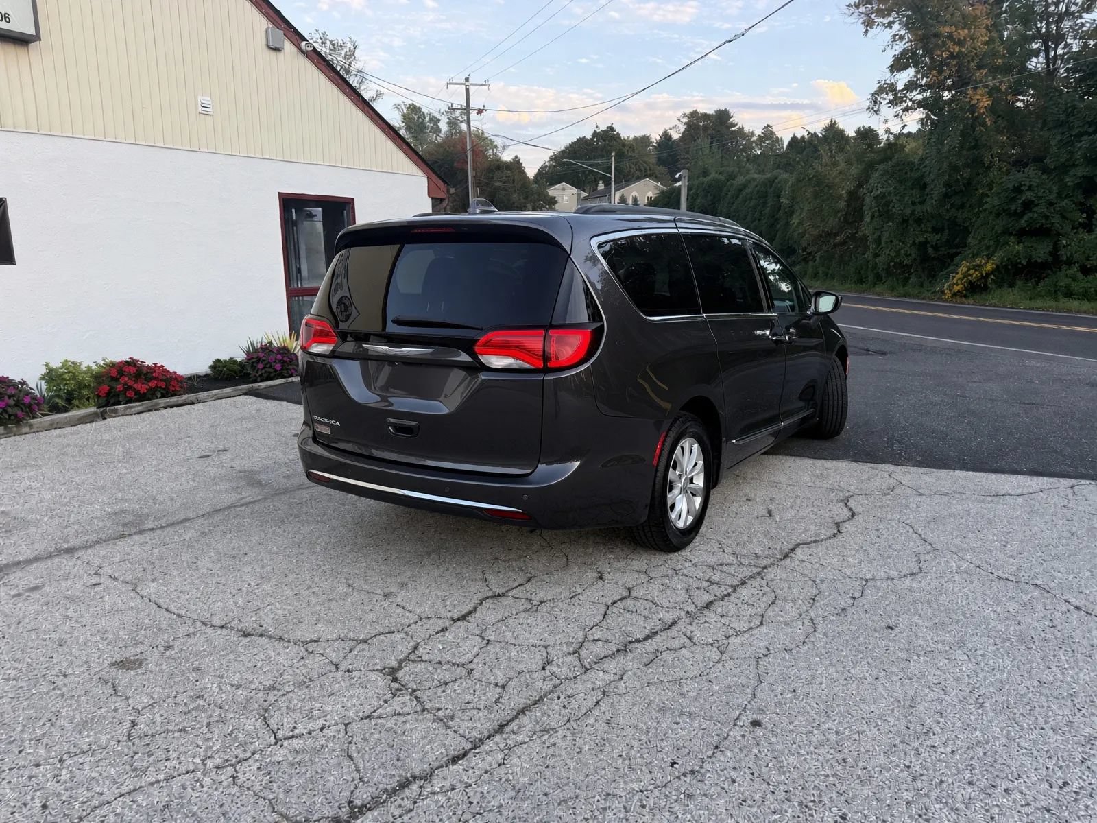 Used 2017 Chrysler Pacifica Touring-L FWD image 5