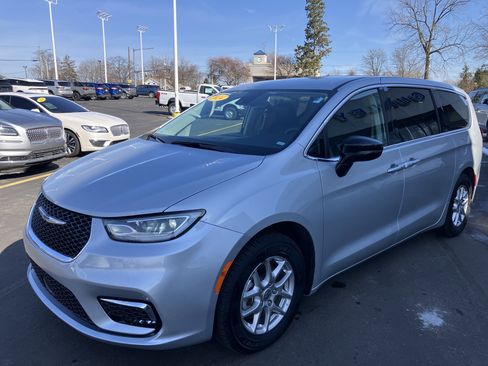 Used 2024 Chrysler Pacifica Touring-L image 3