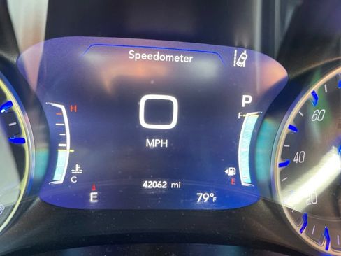 Used 2024 Chrysler Pacifica Touring-L AWD/4WD image 10
