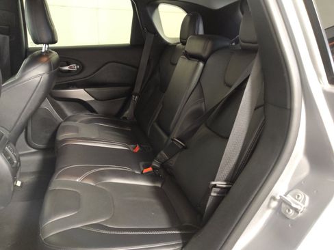 Used 2019 Jeep Cherokee Limited FWD image 18
