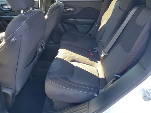 Used 2017 Jeep Cherokee Latitude image 11