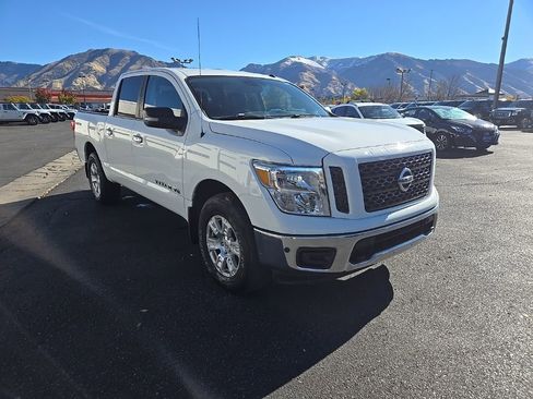 Used 2019 Nissan Titan SV w/ SV Convenience Package image 3