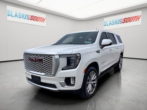 Used 2021 GMC Yukon XL Denali w/ Denali Premium Package AWD/4WD image 9