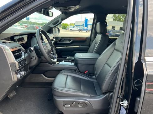 Used 2025 GMC Yukon XL Denali AWD/4WD image 3