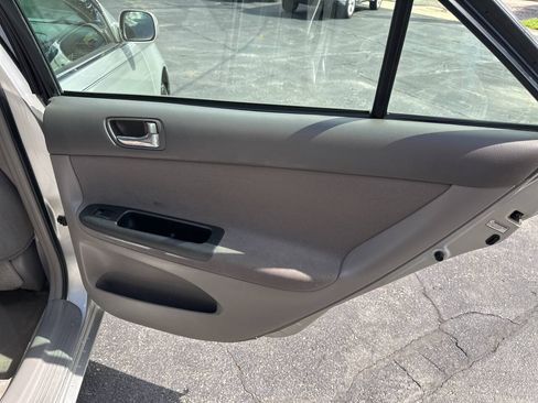 Used 2005 Toyota Camry LE FWD image 10