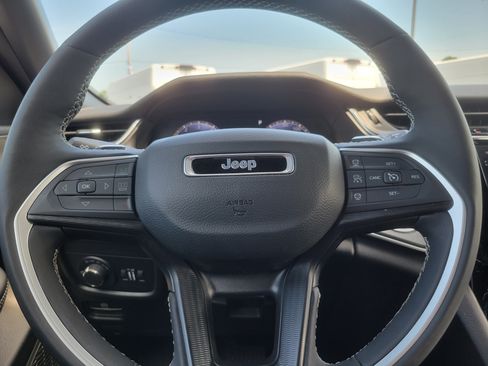 Used 2025 Jeep Grand Cherokee Altitude AWD/4WD image 9