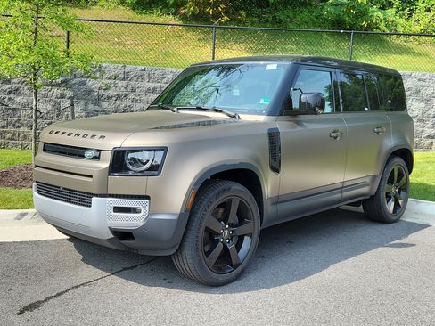 New 2024 Land Rover Defender 110 SE image 1