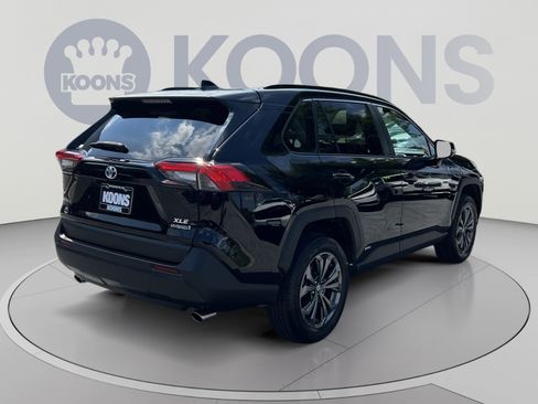 Used 2022 Toyota RAV4 XLE Premium AWD/4WD image 7