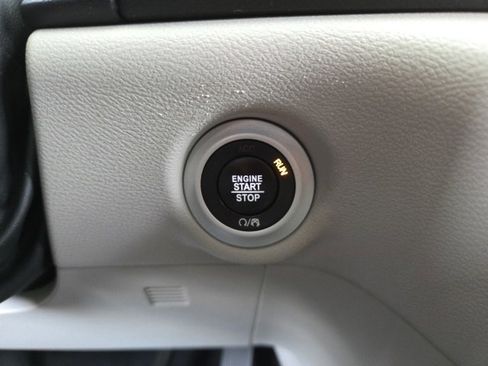 Used 2022 Chrysler Pacifica Touring-L image 13