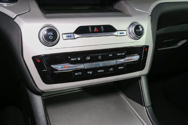 Used 2024 Ford Explorer XLT AWD/4WD image 26