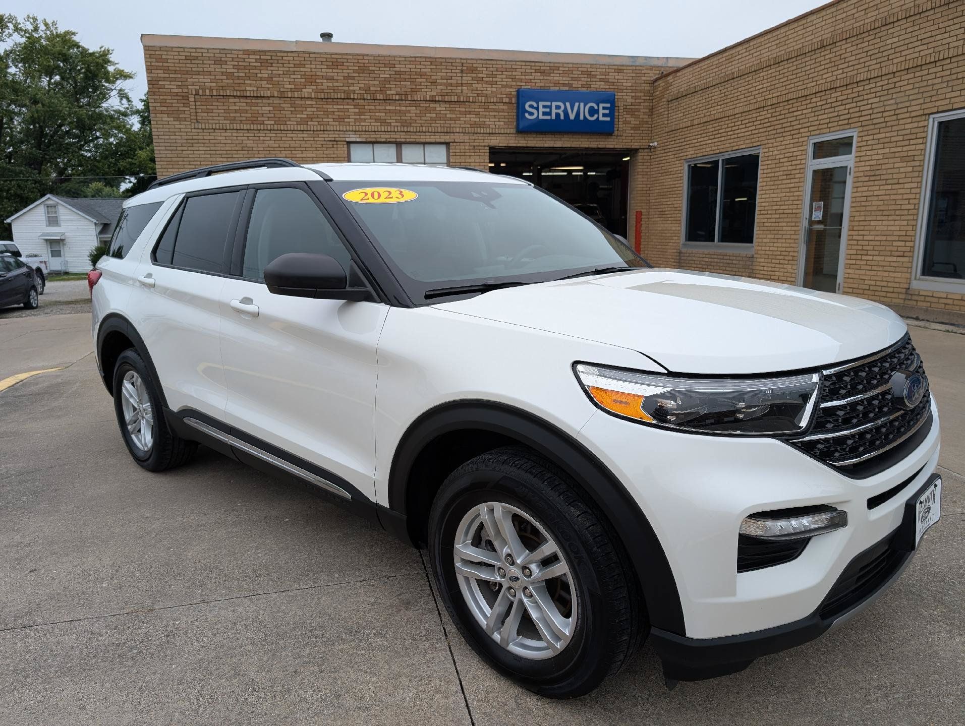 Used 2023 Ford Explorer XLT w/ Equipment Group 202A AWD/4WD image 4