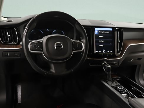 Used 2021 Volvo XC60 T5 Momentum AWD/4WD image 9