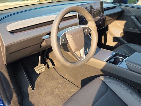 Used 2026 Tesla Model Y AWD image 9