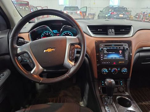 Used 2017 Chevrolet Traverse LT w/ Style and Technology Package FWD image 5