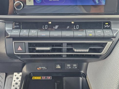 Used 2025 Toyota Camry SE w/ Convenience Package FWD image 33
