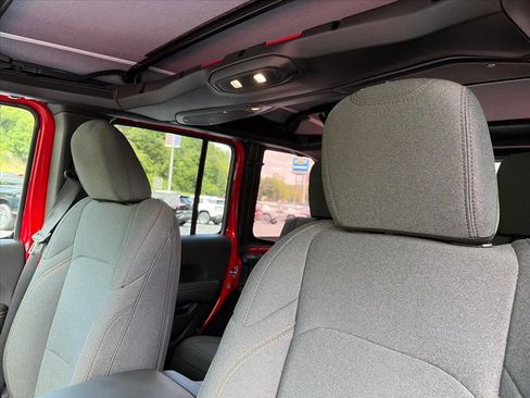 Used 2025 Jeep Wrangler Unlimited Sahara AWD/4WD image 8