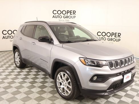 Used 2024 Jeep Compass Latitude image 1