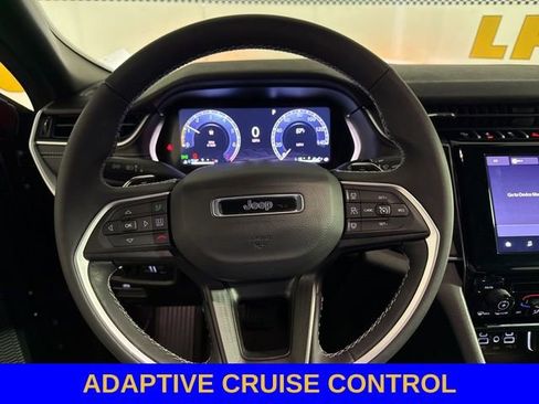 Used 2025 Jeep Grand Cherokee Laredo AWD/4WD image 2