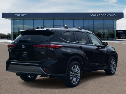 Used 2022 Toyota Highlander Platinum AWD/4WD image 2